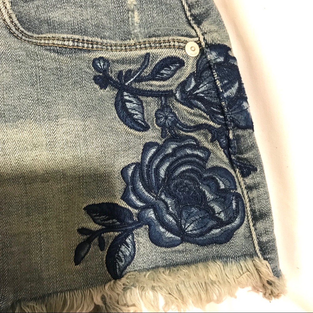 Blank NYC floral embroidered fray faded shorts 24 - Picture 5 of 6